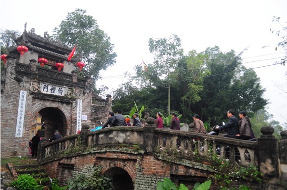 Cứ tết Nguyên tiêu, người dân làng Ước Lễ lại lũ lượt kéo nhau về làng ăn tết lại.